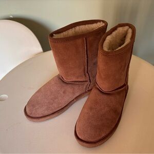 Bearpaw Kids' Short Water Resistant Boots - used in great shape, no box, size 4